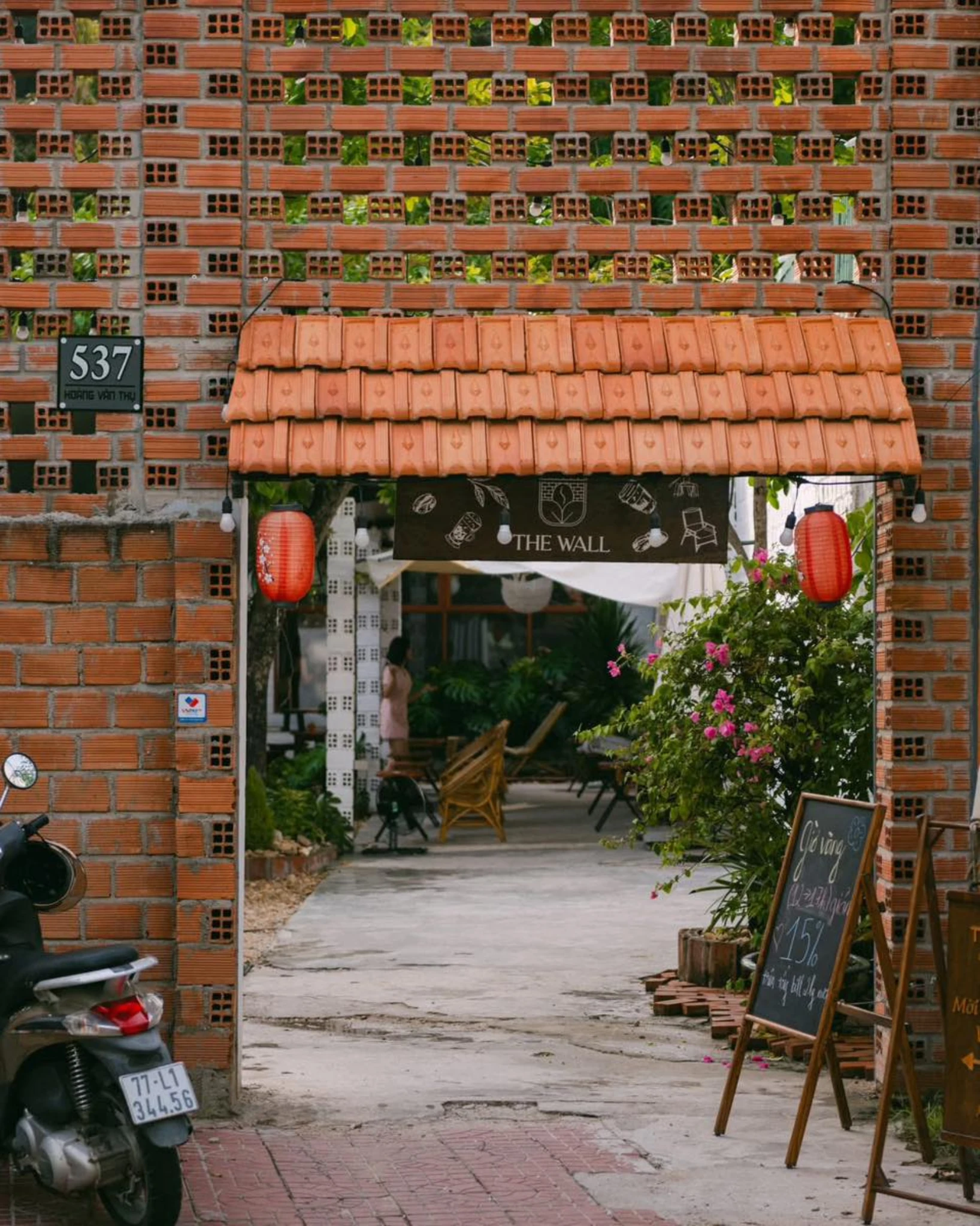 The Wall Coffee & Stories