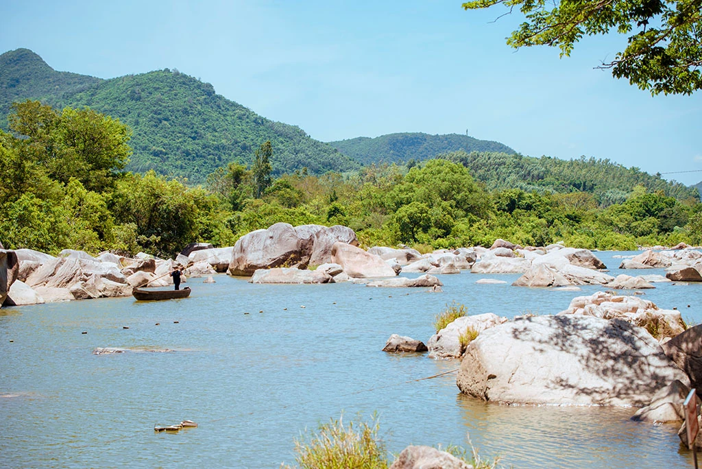 Ngày 1: Hầm Hô – Chùa Thiên Hưng – Tháp Đôi